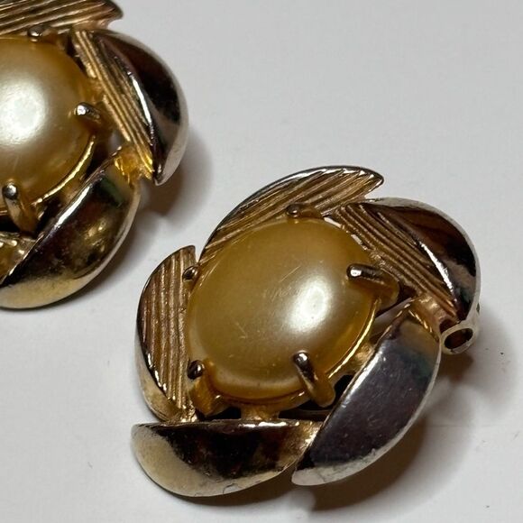 Vintage Signed Elsa Shiaparelli Elegant Gold Tone Clip On Earrings - Picture 2 of 5